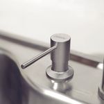 dosador-de-sabao-tramontina-94517004-aco-inox-com-recipiente-plastico-3