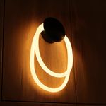 arandela-taschibra-organic-tex180-led-bivolt-preta-3000k-luz-amarela-3.jpg